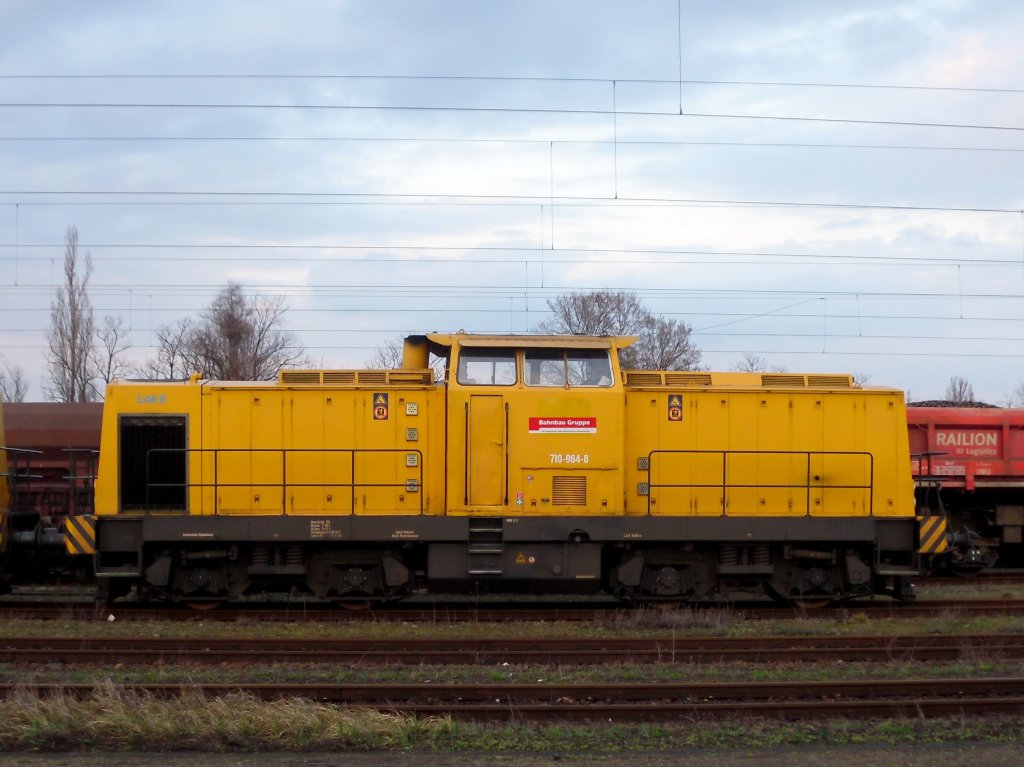Die 710 964-8 der Bahnbau-Gruppe, abgestellt am 04.04.2011 im Bf Oranienburg.