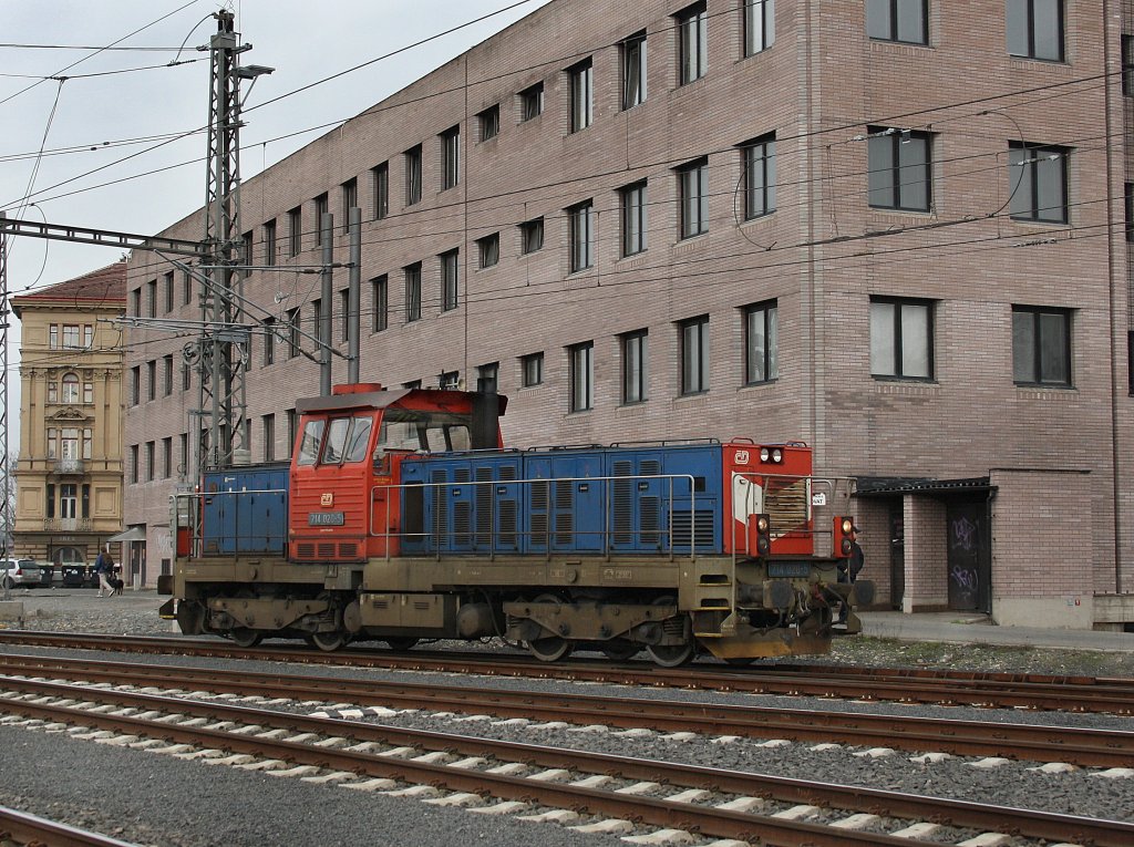 Die 714 020 am 04.04.2010 bei einer Rangierfahrt in Praha Hbf. 