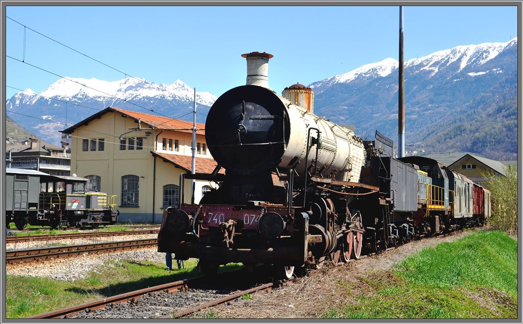 Die 740 074 ist ein weiters Exponat der  Amici delle Ferrovie di Tirano . (15.04.2013)