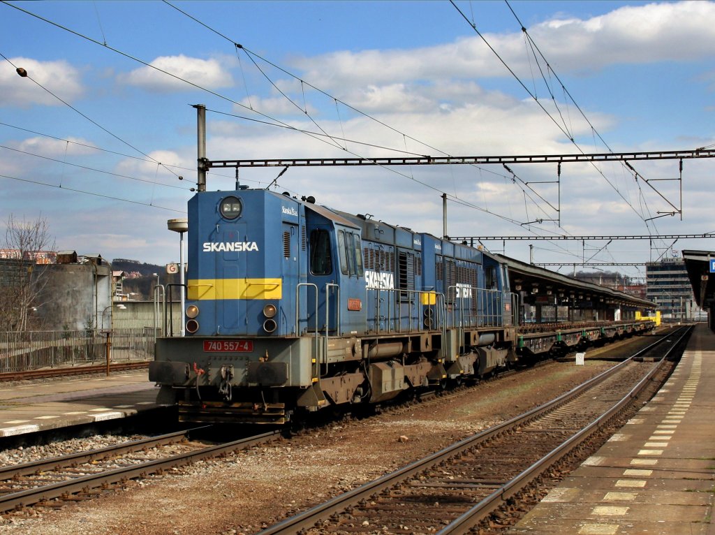 Die 740 557 und die 740 704 am 03.04.2010 mit einem Gterzug bei der Durchfahrt in Praha Holeovice.