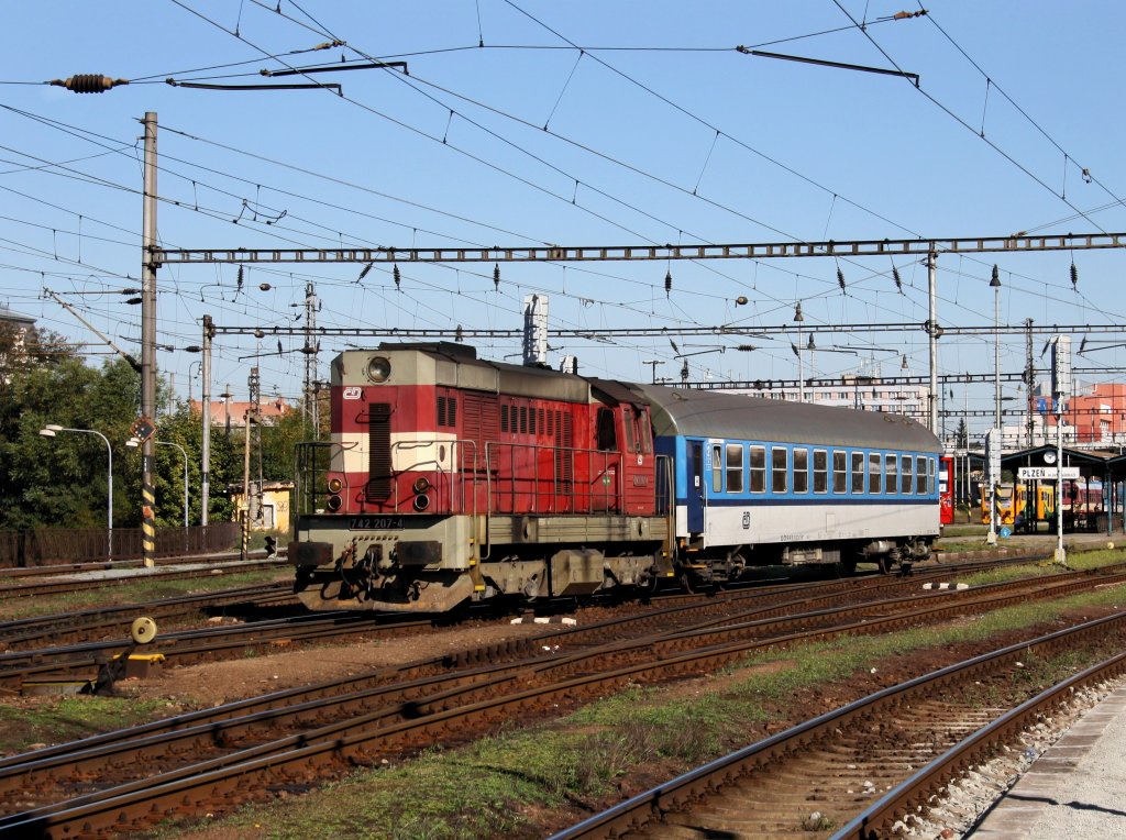 Die 742  207 am 01.10.2011 bei einer Rangierfahrt im Pilsener Hbf.