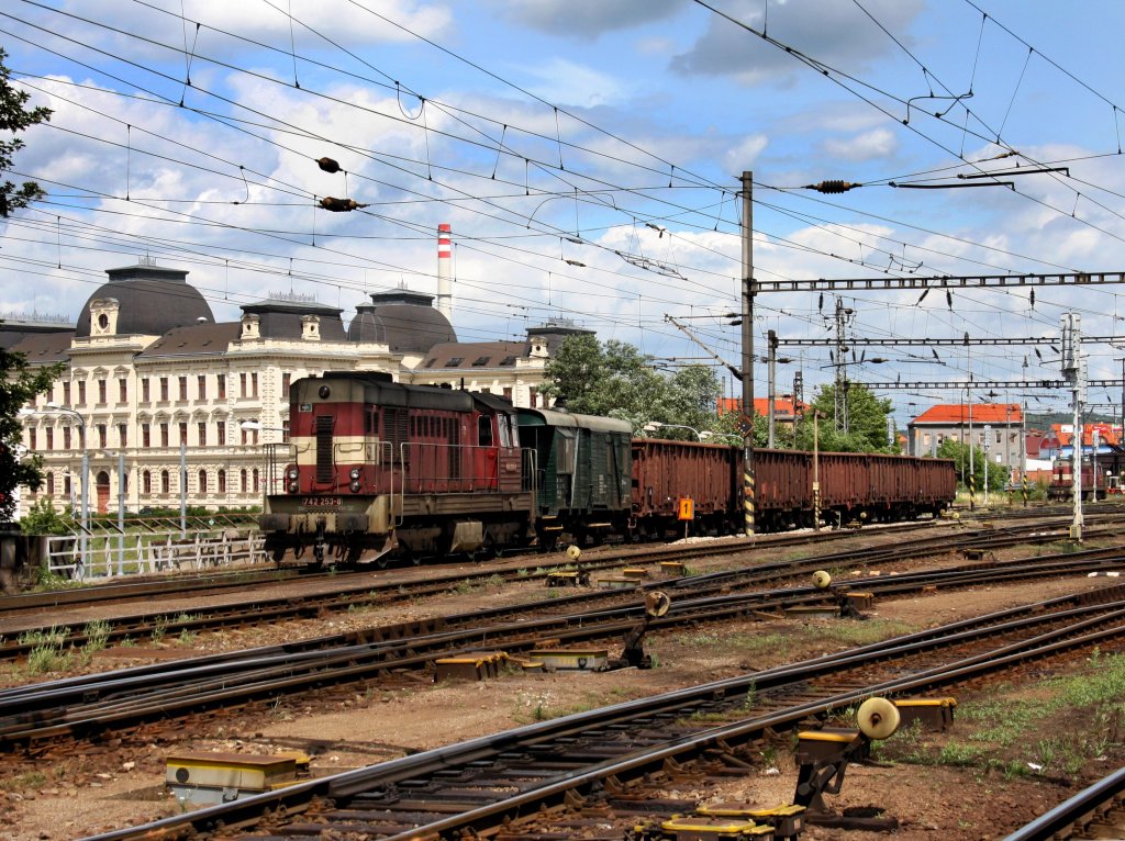 Die 742 253 am 20.06.2011 mit einem Nahgterzug bei der Ausfahrt aus dem Pilsener Hbf. 