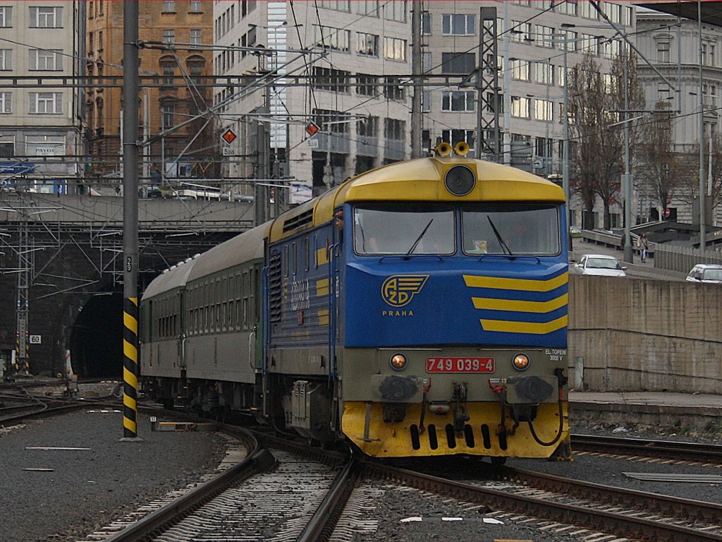 Die 749 039 am 04.04.2010 mit einem Os bei der Einfahrt in Praha Hbf.