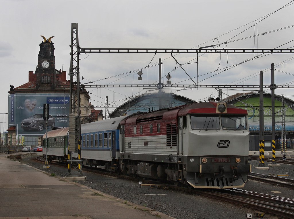 Die 749 240 am 04.04.2010 mit einem Os bei der Ausfahrt aus Praha Hbf.

