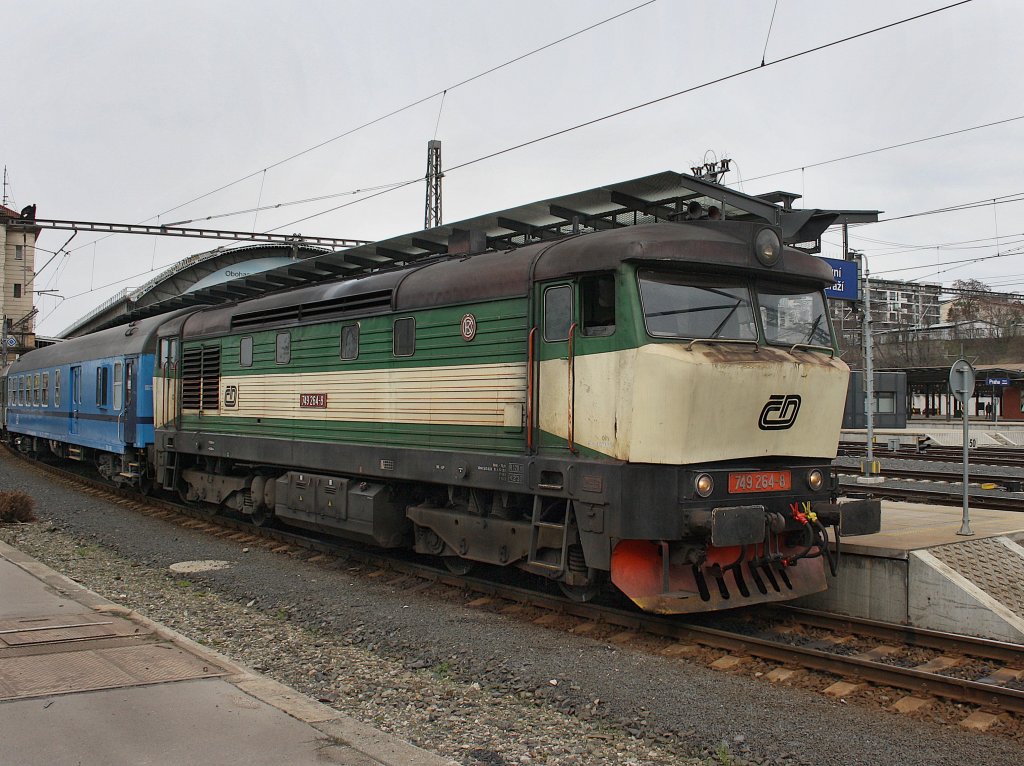 Die 749 264 am 04.04.2010 mit einem Personenzug in Praha Hbf. 