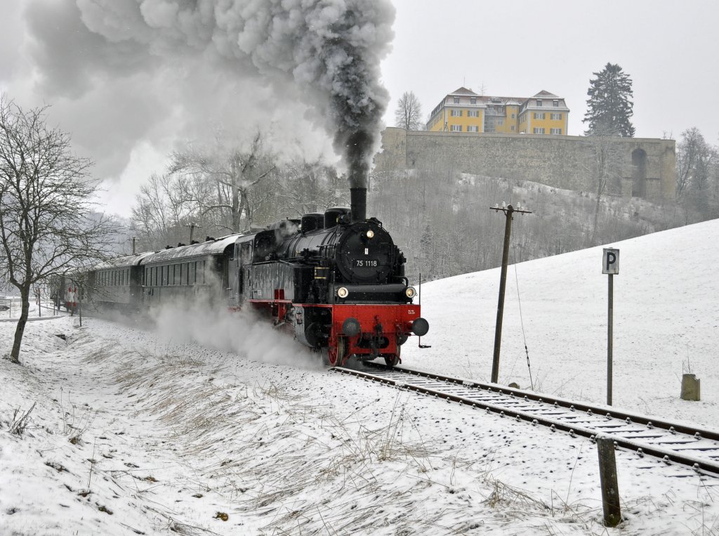 Die 75 1118 der Ulmer Eisenbahnfreunde ist mit ihrem Sonderzug auf dem Weg von Mnsingen nach Gammertingen anllich der 40 Jahr Feier der Eisenbahnfreunde Zollernbahn.Das Bild entsatnd am Fue der Burg Grafeneck auf der Schwbischen Alb am 31.3.2013