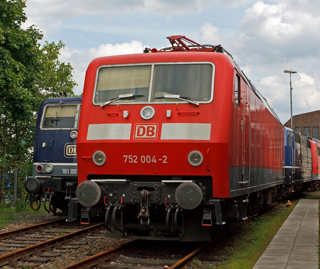 Die 752 004-2 ex 120 004-7 am 18.07.2012 im DB Museum Koblenz. Diese Vorserienlokomotive der Baureihe 120.0 wurde 1979 bei Henschel unter der Fabriknummer 32018 gebaut. Die fnf Vorserien-Lokomotiven der BR 120 wurden immer wieder zusammen mit den anderen 120ern im Plandienst eingesetzt, die meiste Zeit ber dienten sie jedoch als Bahndienstfahrzeuge (Baureihe 752) oder als Erprobungstrger fr neue Technologien. 
Bei der Entwicklung der Baureihe 101 zog ABB Henschel die 120 004 und 005 zu Hilfe. Die 120 004-7 erhielt neue Stromrichter und eine neue Bordelektronik, darber hinaus auch vom ICE adaptierte Drehgestelle, Scheibenbremsen, den integrierten Gesamtantrieb (IGA) sowie einen biologisch abbaubaren Polyol-Ester als Khlmittel fr den Haupttransformator. 
Die Lok legte (wie auch 120 005) in dieser Konfiguration groe Strecken im planmigen IC-Dienst strungsfrei zurck. 120 004-7 kann aufgrund der aufwndigen Umbauten als Prototyp der Baureihe 101 angesehen werden. 
Die 752 004-2 wurde als letzte durch DB Systemtechnik von Mnchen aus fr Versuchsfahrten eingesetzt. Im Oktober 2011 schied auch sie aus dem Einsatzbestand von DB Systemtechnik aus. Seit Anfang Juni 2012 kann die Maschine im DB Museum Koblenz-Ltzel besichtigt werden.