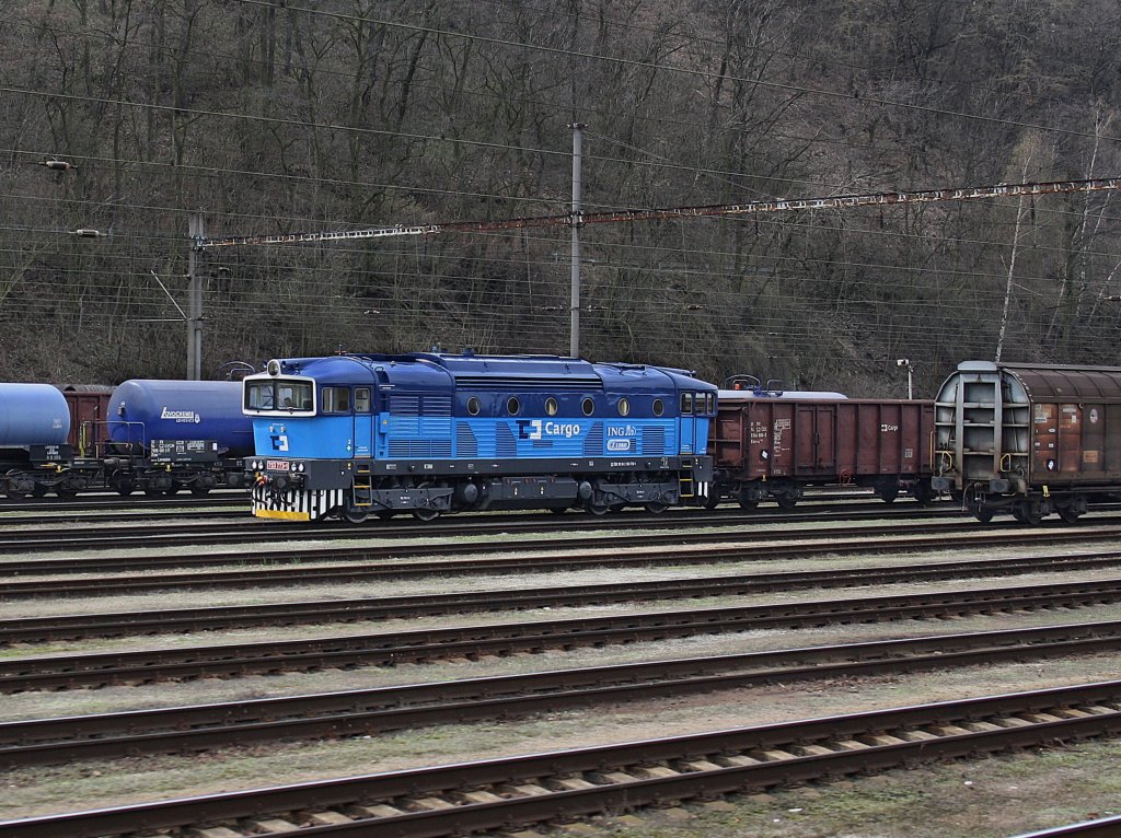 Die 753 773 am 04.04.2010 mit einem Gterzug in Kralupy nad Vltavou. 
