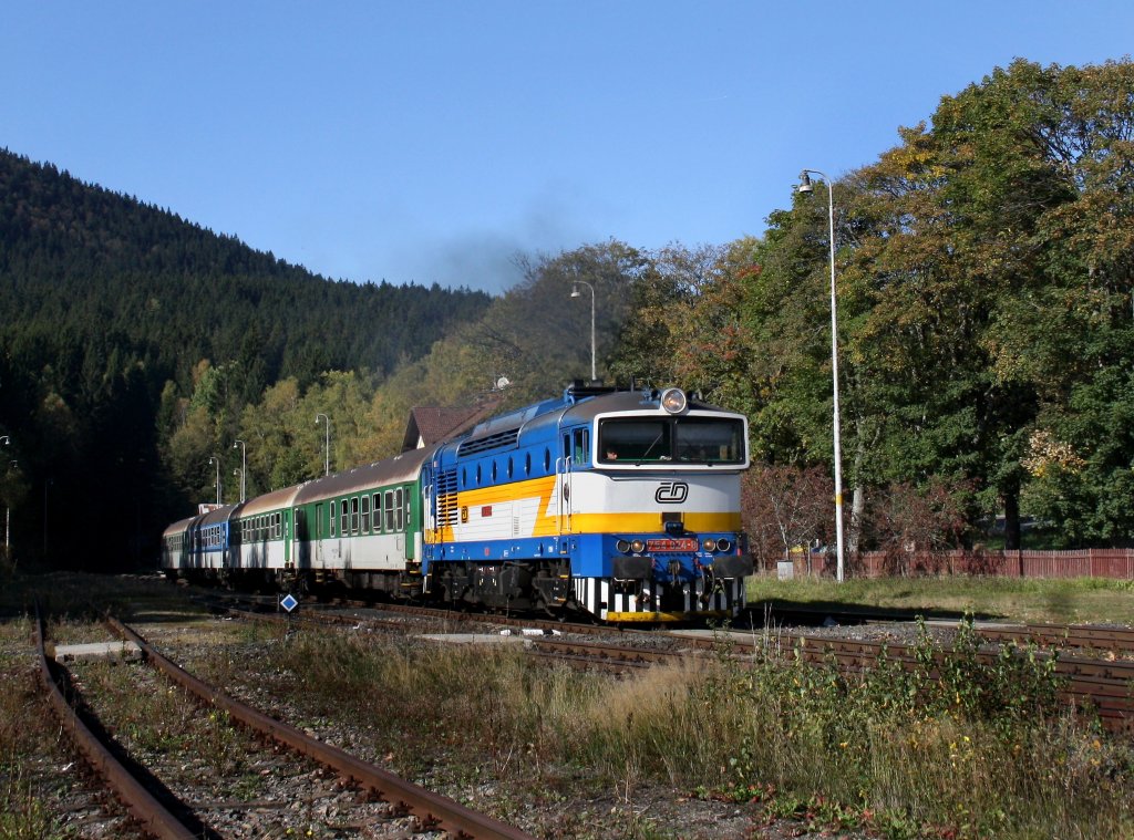 Die 754 024 mit einem R nach Bhmisch Eisenstein am 03.10.2011 bei der Ausfahrt aus pičk.