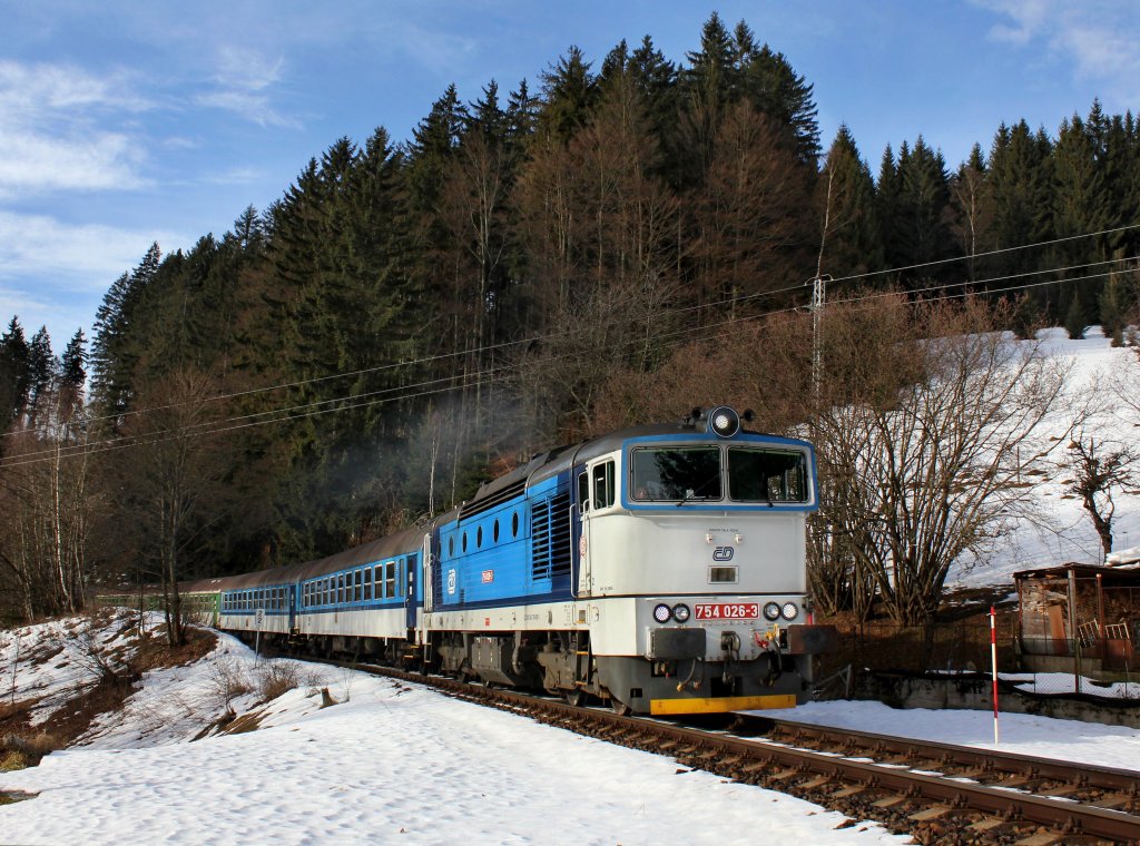 Die 754 026 am 01.01.2013 mit einem Personenzug unterwegs bei Bhmisch Eisenstein.