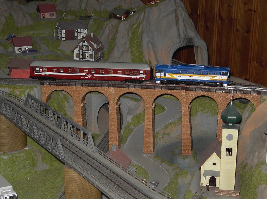 Die 754 028 mit einem kurzen Nachtzug bestehend aus einem CFR Schlafwagen unterwegs auf der Gebirgsbahn. 