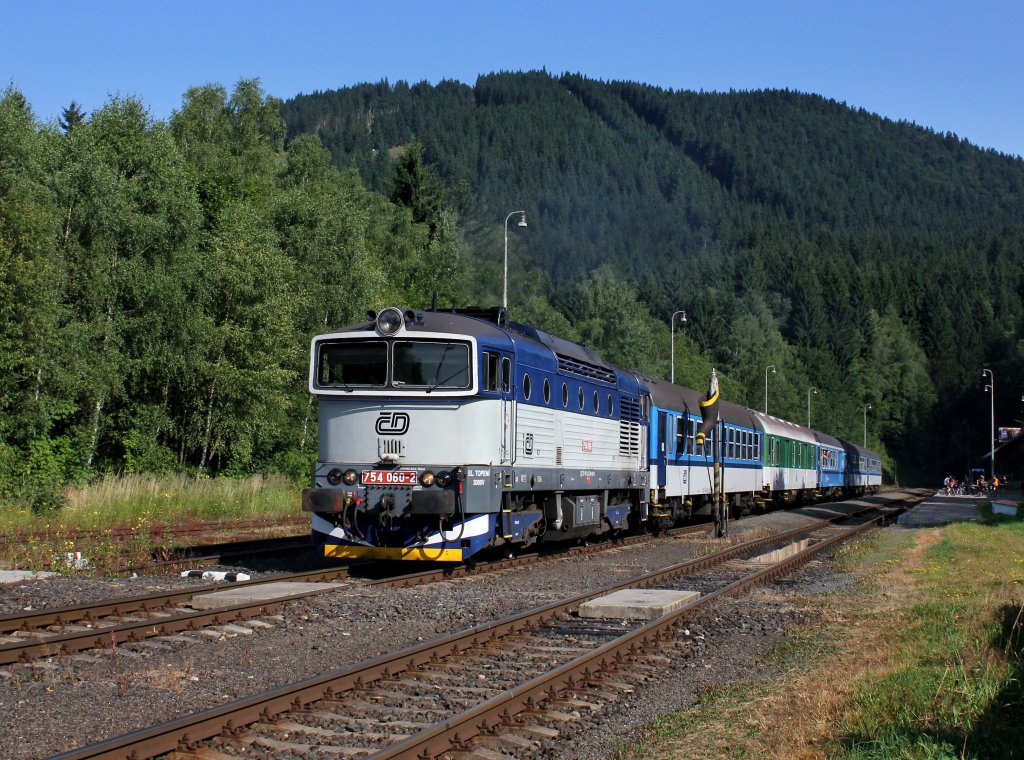 Die 754 060 mit einem R nach Bayerisch Eisenstein am 27.07.2013 bei der Ausfahrt aus pičk.