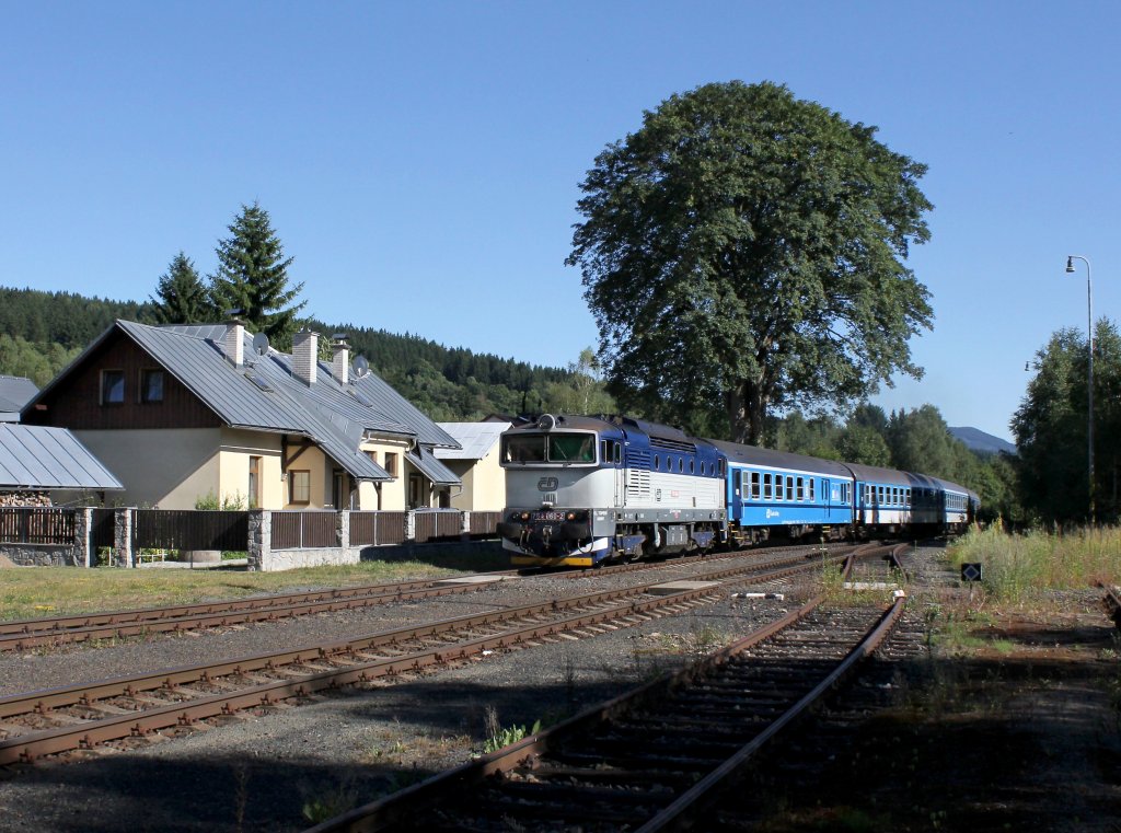Die 754 060 mit einem R nach Pilsen am 02.08.2013 bei der Einfahrt in pičk.