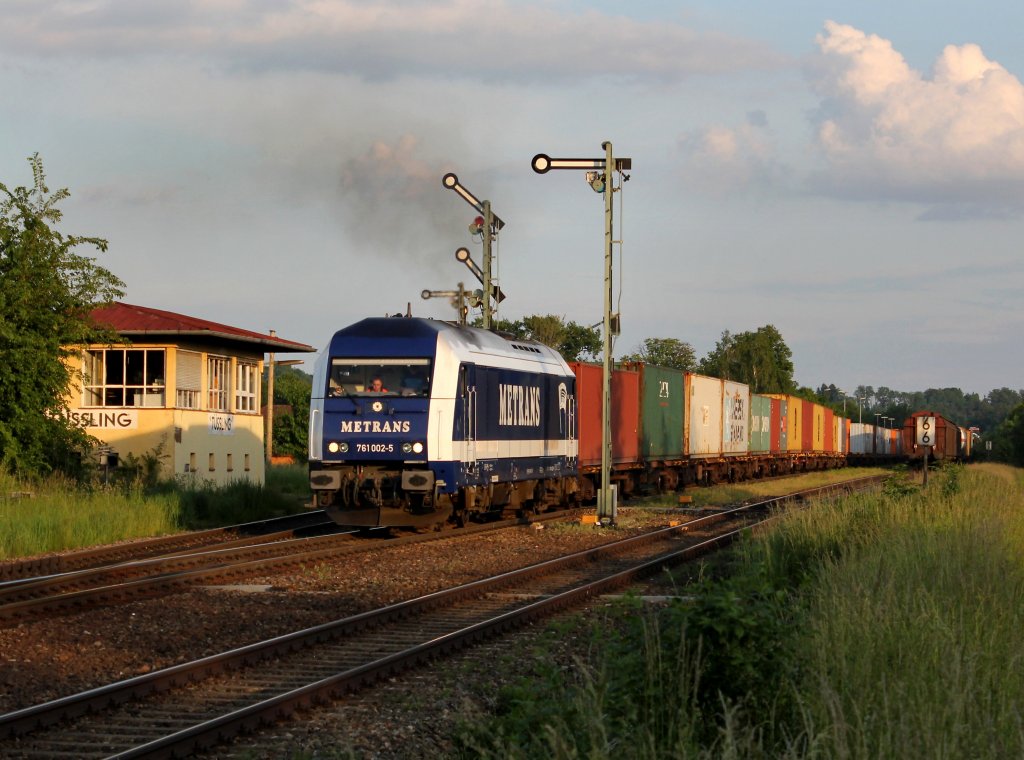 Die 761 002 mit einem Containerzug am 07.06.2013 bei der Ausfahrt aus Tling.