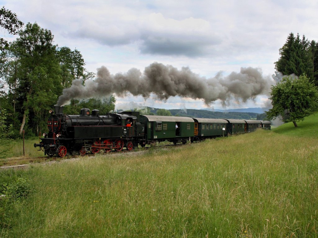 Die 77 028 am 12.06.2011 mit einem Sonderzug unterwegs auf der Ampflwanger Museumsbahn. 