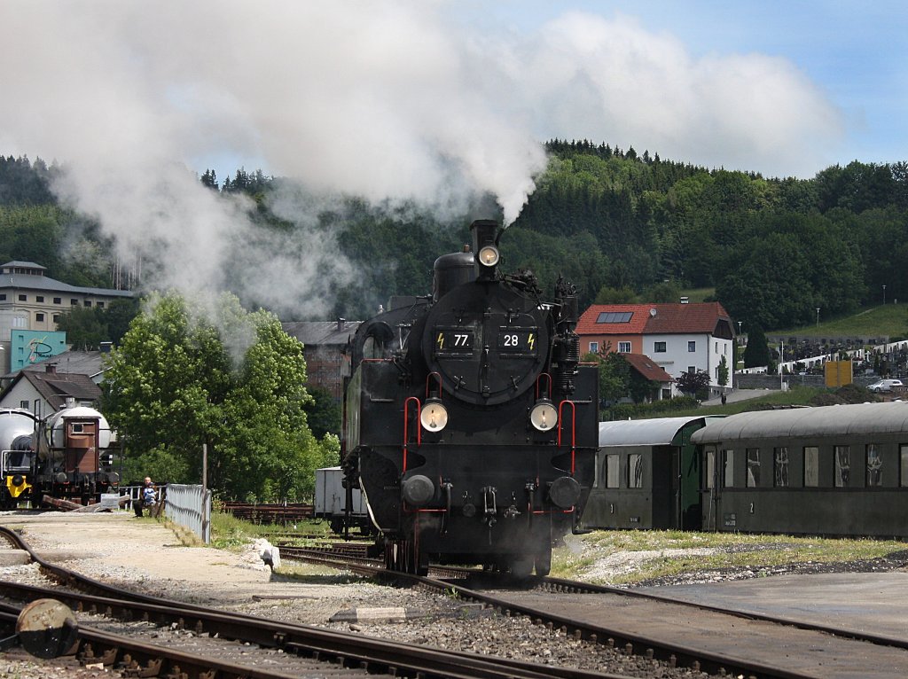 Die 77 028 am 31.05.2009 bei deiner Rangierfahrt in Ampflwang. 