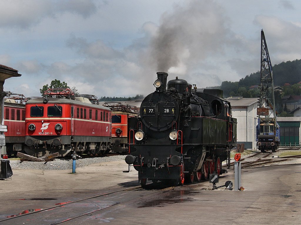 Die 77 028 am 31.05.2009 bei Pendelfahrten im Museumsgel�nde in Ampflwang im Hintergrund ist die 1010 013 zu sehen. 