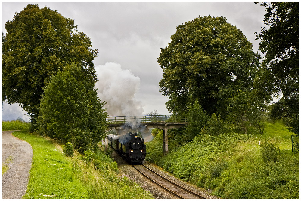 Die 77.28 und 78.618 zogen am 6.8.2010 den Fotopersonenzug Z91153 (At-Ottnang-Wolfsegg)auf der Hausruckstrecke. Hier kurz vor dem Zielbahnhof Ottnang-Wolfsegg.