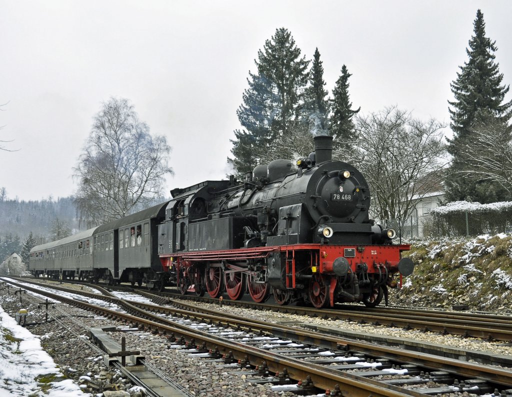 Die 78 468 der Eisenbahn-Tradition mit einem Sonderzug anllich des 40jhrigen Jubilums der Eisenbahnfreunde Zollernbahn fhrt in den Bahnhof Gammertingen ein.Das Bild entstand am 31.3.2013.