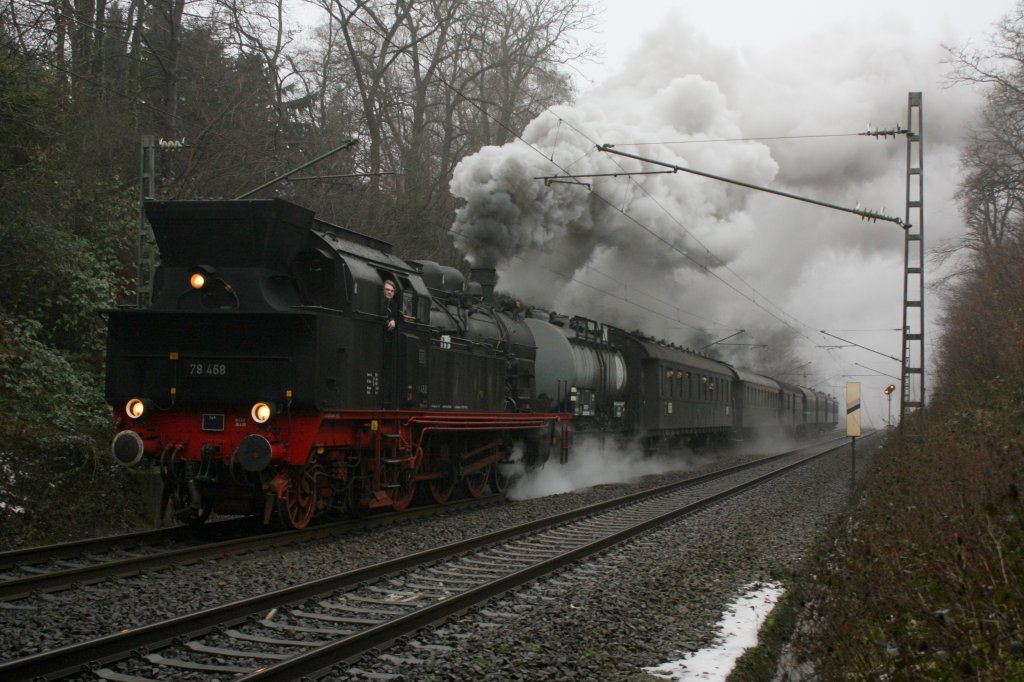 Die 78 468 kroch am 11.12.2010 mit einem Sdz zum Aachener Weihnachtsmarkt die Steigung zwischen Herzogenrath und Kohlscheid, bei starkem Nebel, hoch.