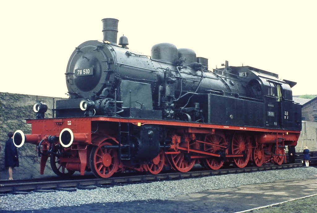 Die 78 510 stand von 1969 bis 1984 mustergltig aufgearbeitet als Denkmal im AW Witten. Die Aufnahme entstand an einem Tag der offenen Tr, der in diesen Jahren stattfand. Heute gehrt sie zum Fundus des Verkehrsmuseums Nrnberg.