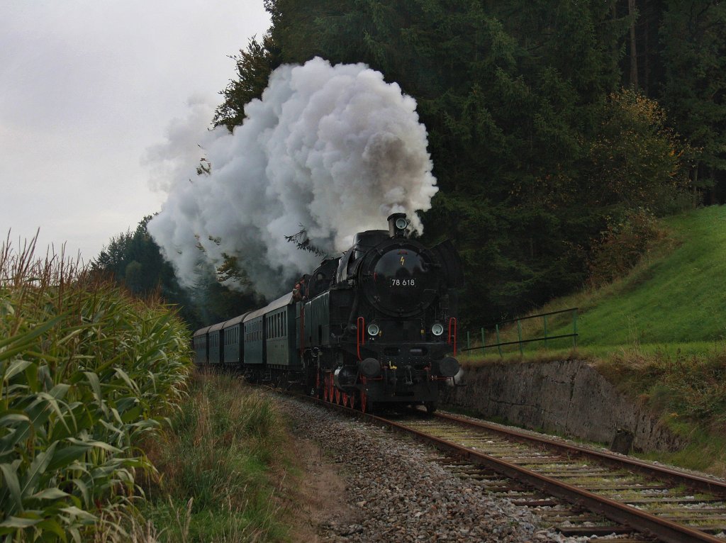 Die 78 618 am 02.10.2010 mit einem Sonderzug unterwegs auf der Ampflwanger Museumsbahn. 