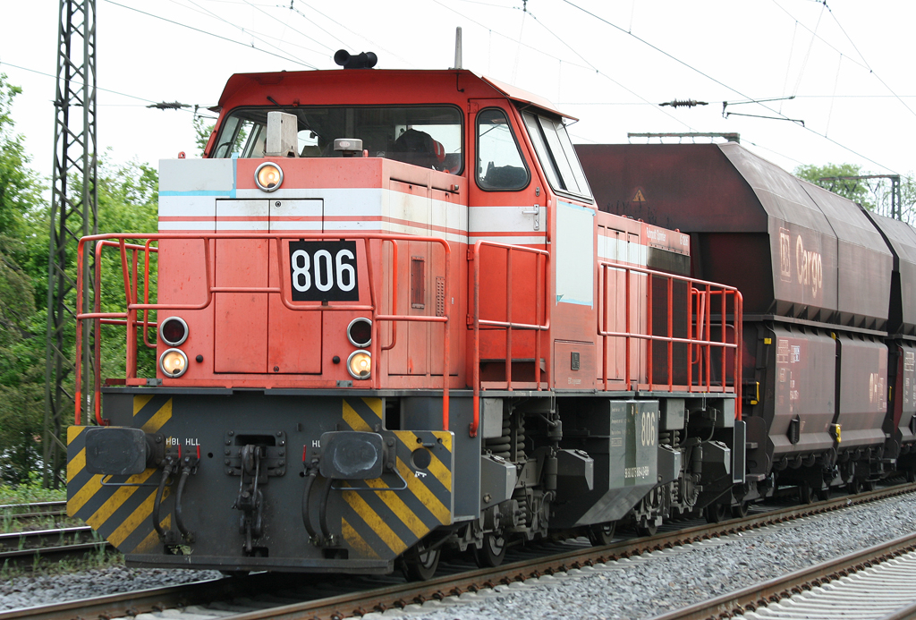 Die 806 der RBH zieht einen Gz durch Duisburg Neudorf am 25.05.2010