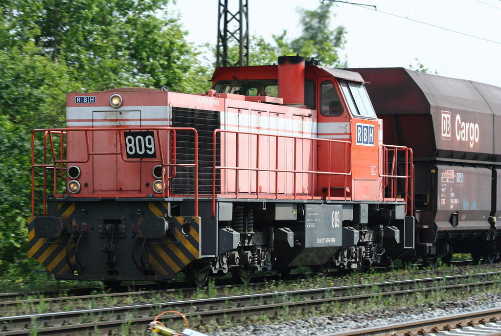 Die 809 der RBH durchfhrt Duisburg Neudorf am 28.05.2010