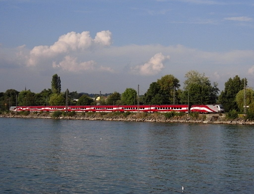 Die „lngste Fahne sterreichs“ auf dem Bodenseedamm. Der Jubilums-Railjet als RJ 561 von Wien Westbahnhof nach Lindau am 12.08.2012 bei der Einfahrt in den Zielbahnhof.