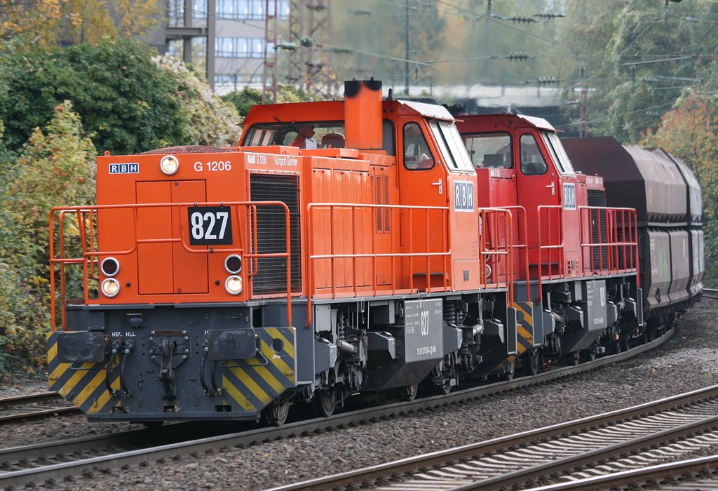 Die 827  Ruhrpott Sprinter  der RBH zieht in DT einen Kohlezug durch Dsseldorf Rath am 31.10.2009