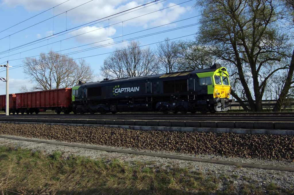 Die 8653-01 der Captrain mit einem Gterzug zwischen Growudicke und Rathenow in Richtung Stendal. 16.04.2010