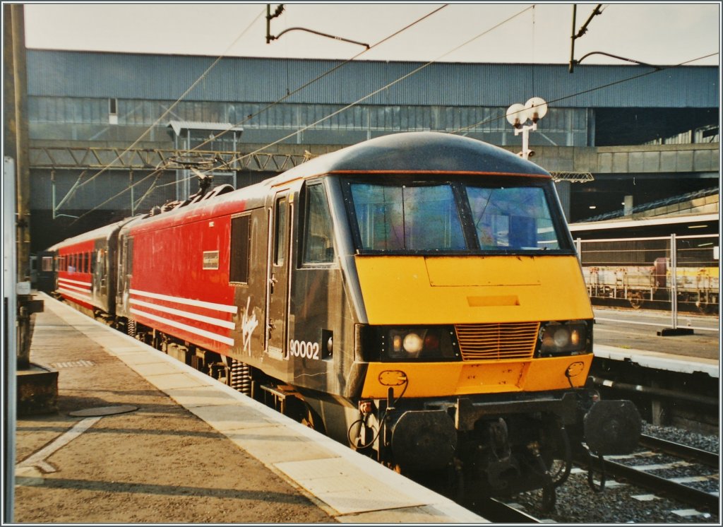 Die 90 002 steht abfahrtbereit mit eine Schnellzug nach Birmingham in Euston. 
London, 16. Mai 2000 