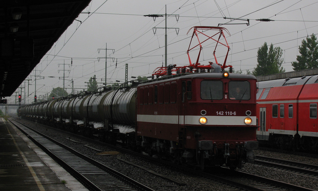 Die 900 mittlerweile ... nicht alle gut, aber einige wenigstens. 142 110-6, der Erfurter Bahnservice GmbH, kam am 29.07.2011 mit einem Kesselzug durch Berlin Schnefeld Flughafen gefahren. Dies war eine ihrer ersten Leistungen im Regeleinsatz.