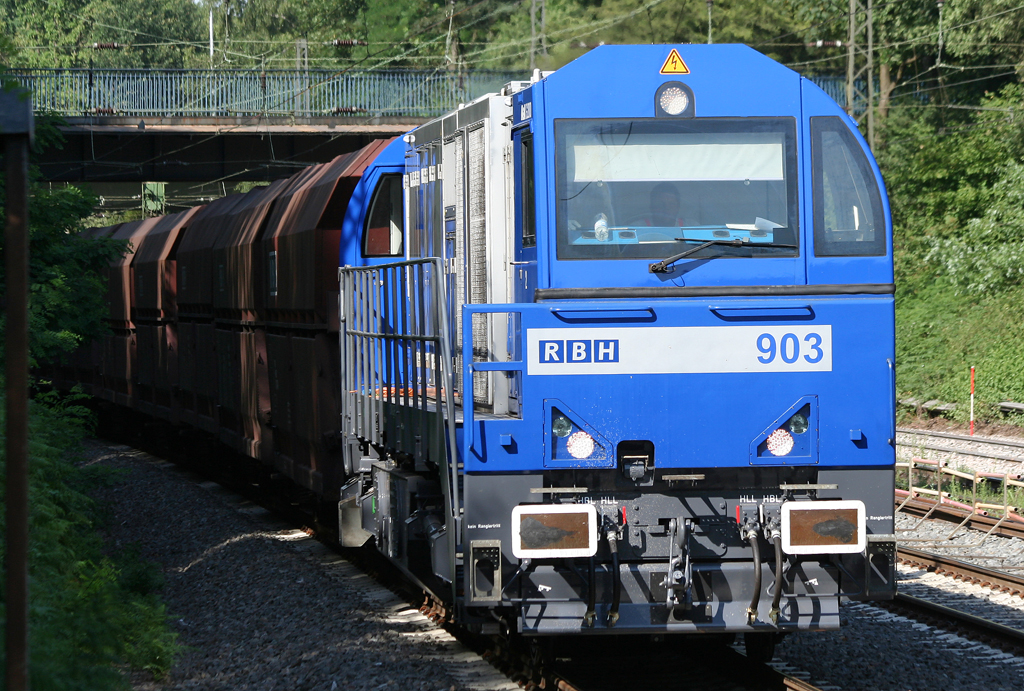 Die 903 der RBH durchfhrt Duisburg Neudorf mit einem Kohlezug am 08.07.2010