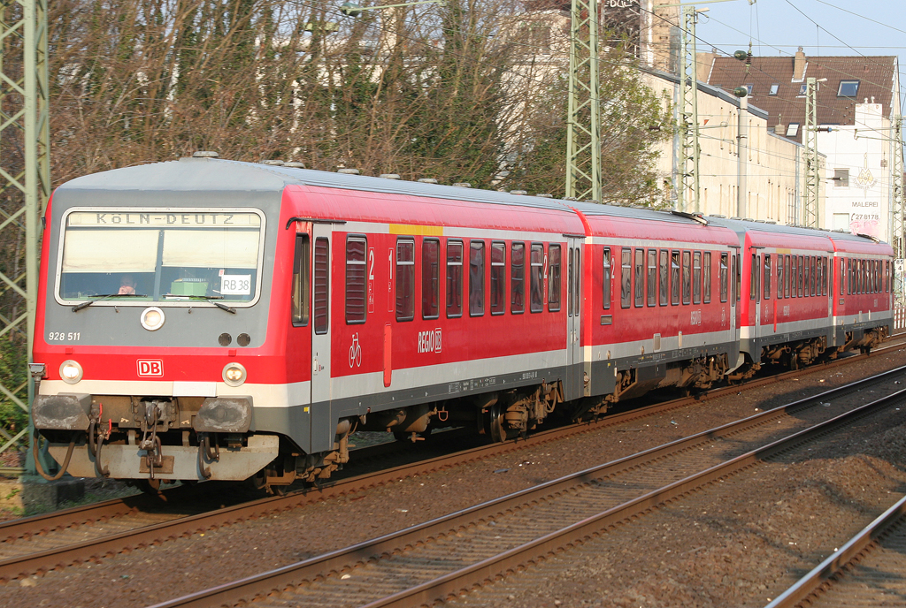 Die 928 511 fhrt als RB38 in DT nach Kln Messe/Deutz durch Dsseldorf Vlklinger Strae am 14.04.2010