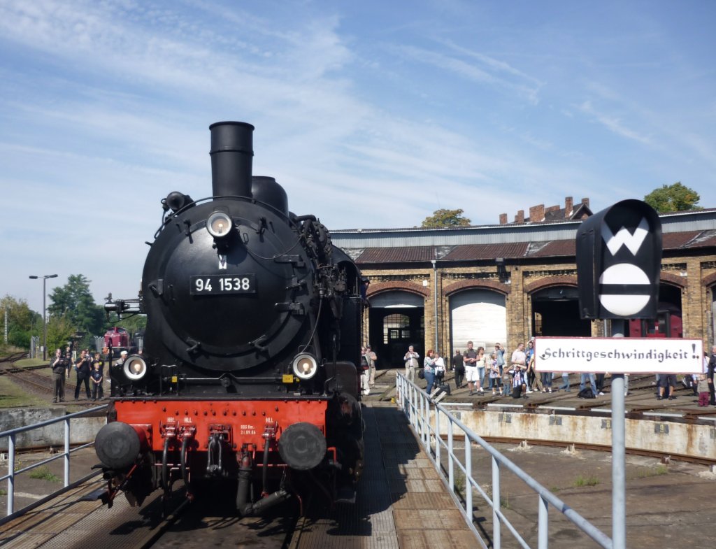 Die 94 1538 der Rennsteigbahn war zu Gast beim Bw-Fest in Sch�neweide. Hier wird sie gerade auf der Drehscheibe pr�sentiert, die sie ordnungsgem�� nur mit Schrittgeschwindigkeit befahren hat. Bw Sch�neweide, 2010-09-12.