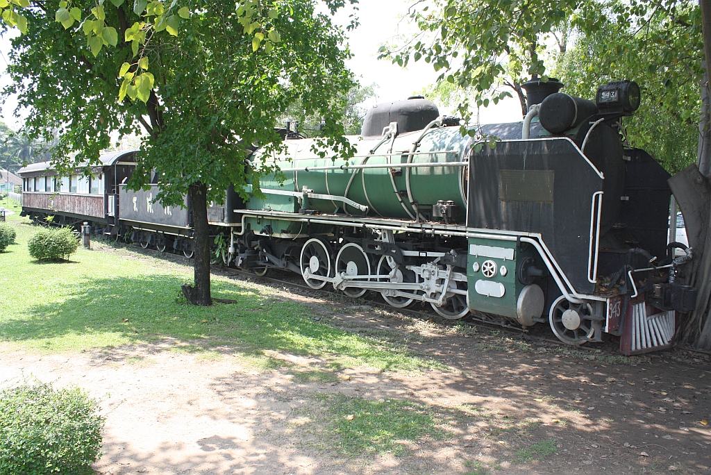 Die 943 (1'D1'-h2, Mitsubishi/Japan, Bauj. 1950, Fabr.Nr. 691) ist seit Mrz 1987 im Chatuchak Park aufgestellt. Bild vom 19.Mrz 2011.