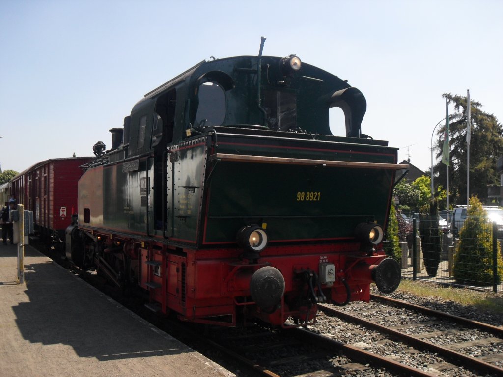 Die 98 8921  Graf Bismarck XV  oder auch  Schluff  genannt stand am 23.5.10 in St.Tnnis in Krefeld.