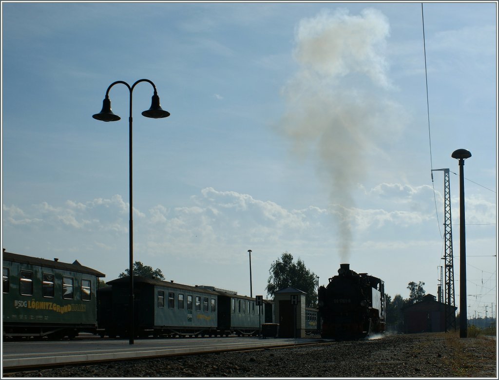 Die 99 1761-8 dampft mit Wasser und Kohle versorgt, ber das Umfahrungsgleis in Radebeul Ost zu ihrem Zug nach Radeburg.
24. Sept. 2010 
