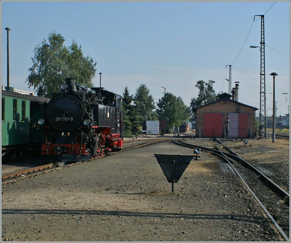 Die 99 1761-8 in Radebeul Ost hat nur wenig Zeit, um sich zwischen zwei Zgen zu  Restaurieren , weshalb sich auch gleich nach der Ankunft des Zuges aus Moritzburg davondampft. 
24. Sept. 2010