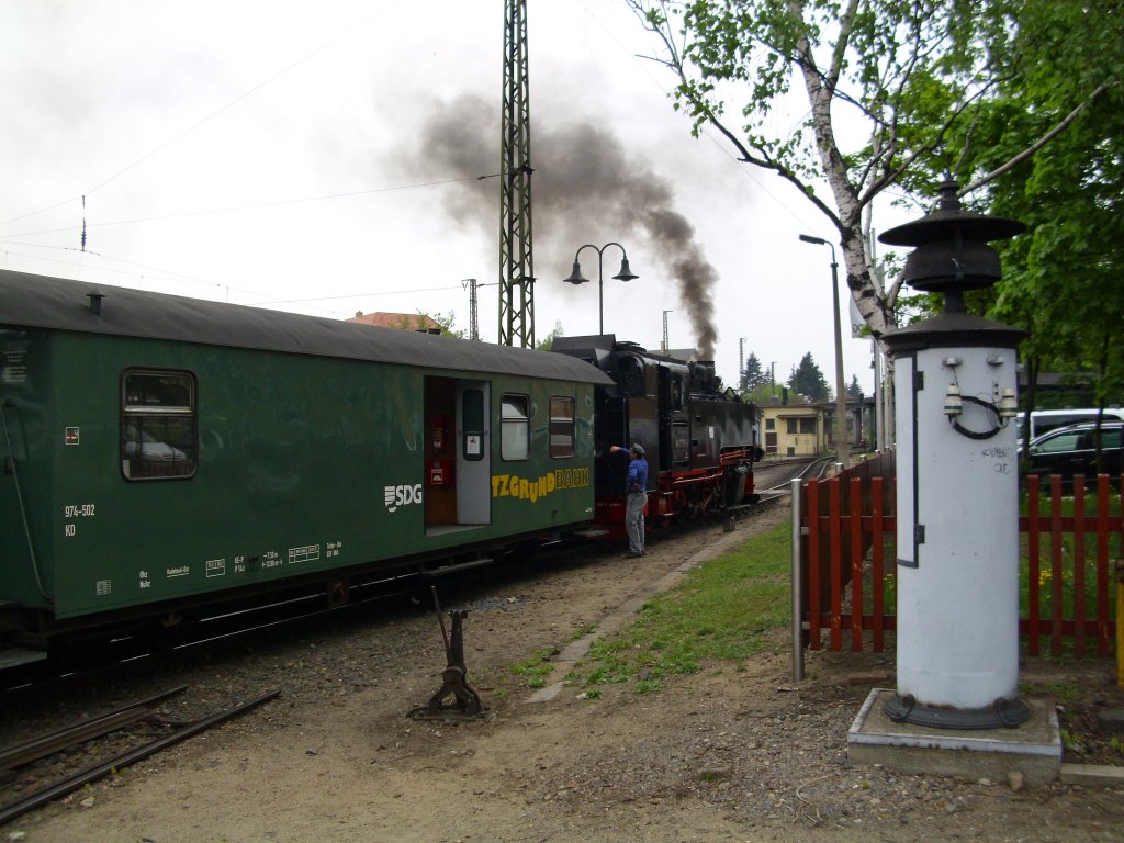 Die 99 1775-8 vor der Ausfahrt aus dem Bahnhof Radebeulwest
Am 25.12.2009