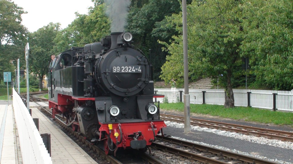 Die 99 2324-4 beim Rangieren in Bad-Doberan. Aufgenommen am 04.08.2009.