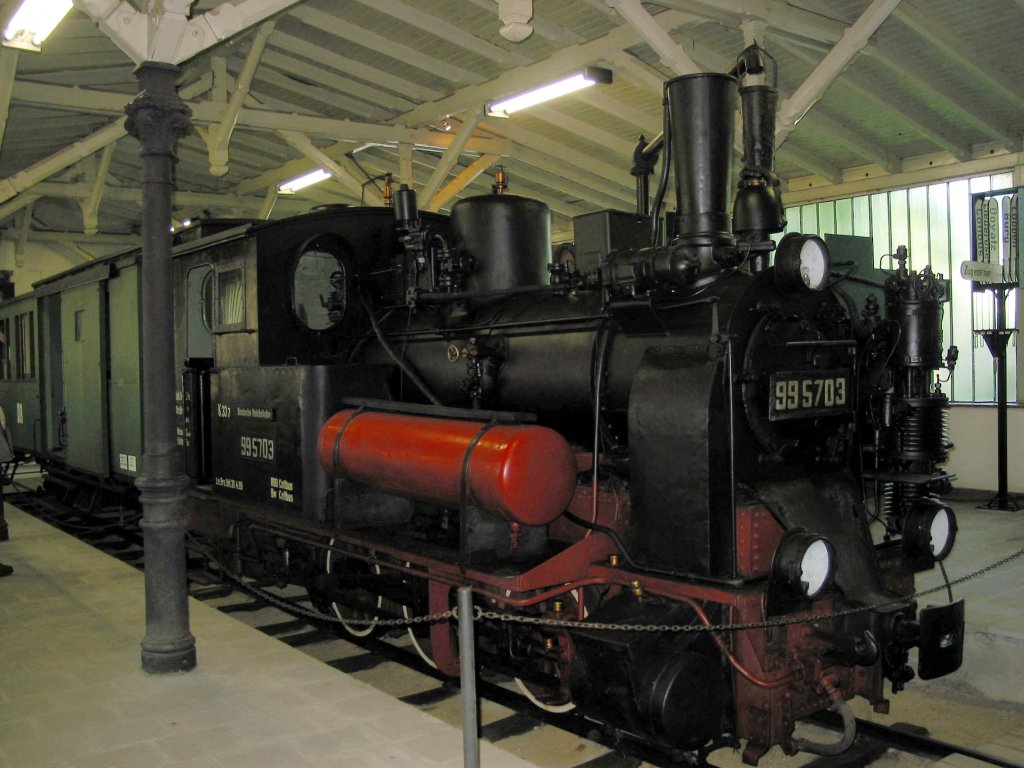 Die 99 5703 der Spreewaldbahn hat ihren bisherigen Standplatz, eine Halle im Schlopark Lbbenau, verlassen mssen. Hoffentlich hat sie eine bewegte Zukunft. Die Aufnahme entstand am 25. Mai 2003.
