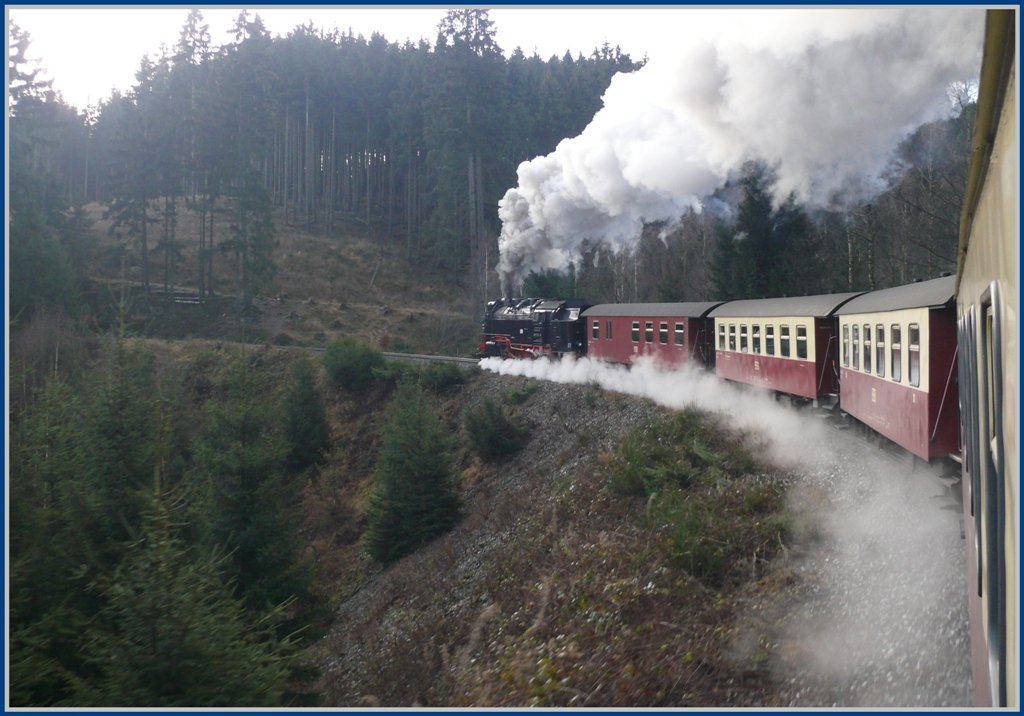 Die 99 7241-5 legt sich mit Zug 8931 nochmals mchtig ins Zeug, bevor wir Drei Annen Hohne erreichen. (07.12.2009)