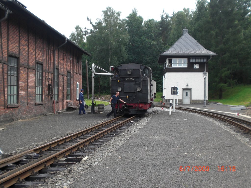 Die 99 735 beim Wasser tanken am Bahnhof Bertsdorf.