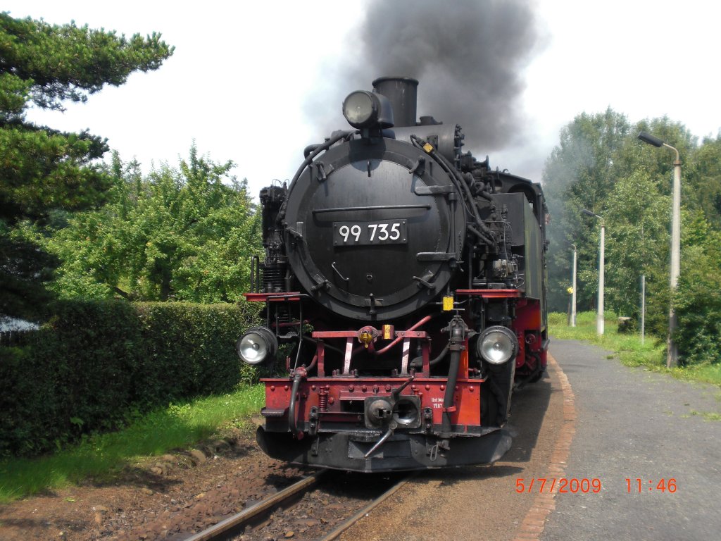 Die 99 735 fhrt gerade mit viel Dampf in den Bahnhof Kurort Oybin Niederdorf ein.