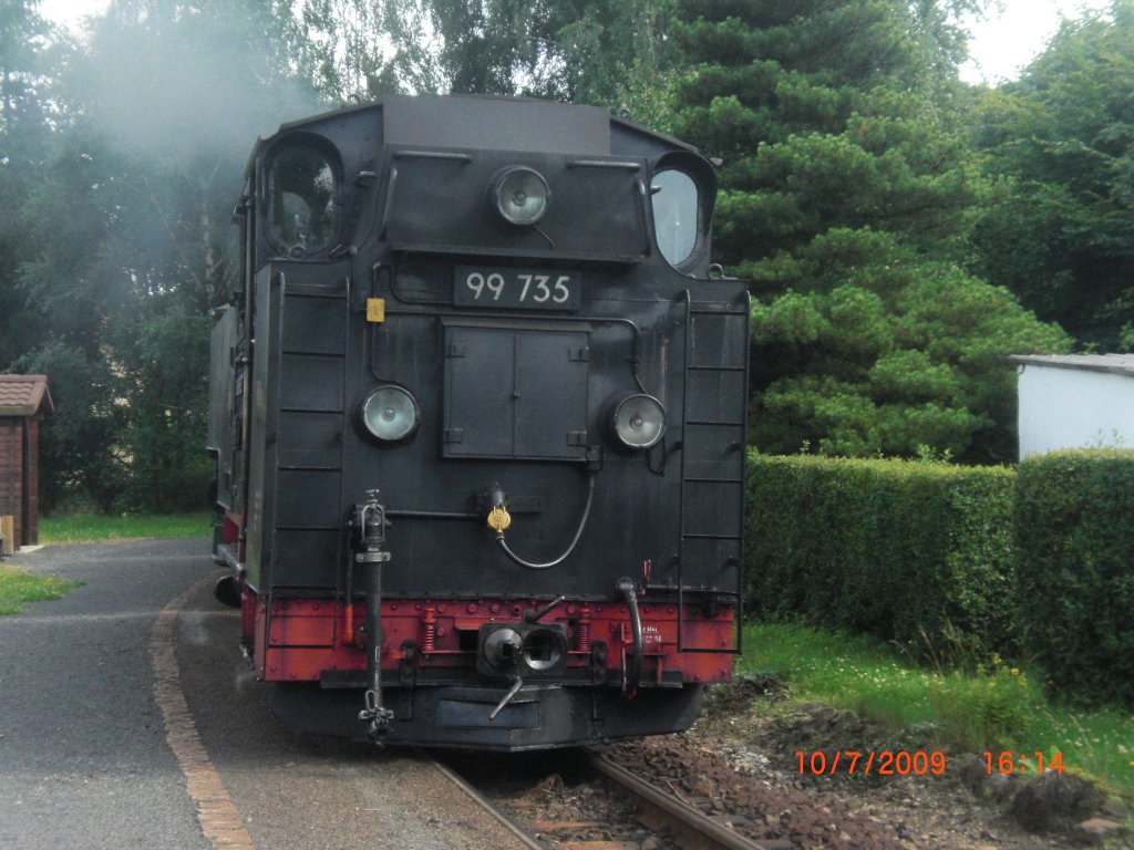 Die 99 735 f�hrt gerade in den Bahnhof Kurort Oybin Niederdorf ein.