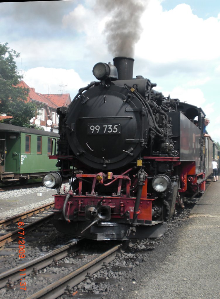 Die 99 735 ist gerade im Bahnhof Bertsdorf eingetroffen und wartet auf die Abfahrt.