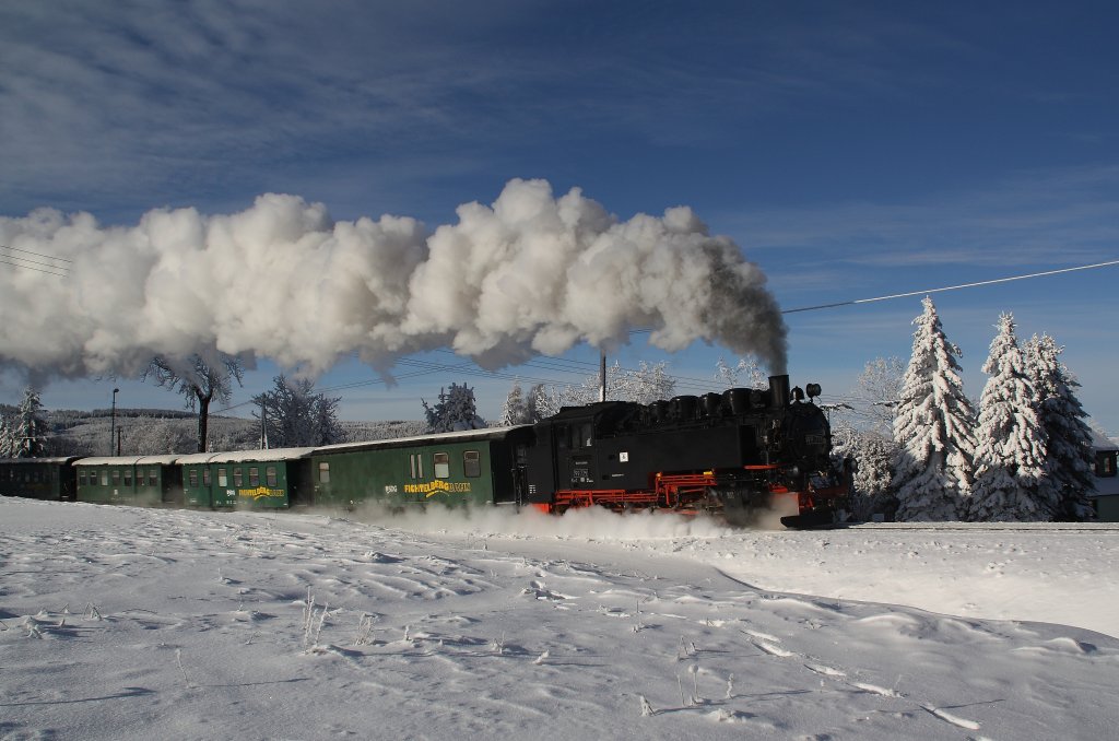 Die 99 771 hat am 13.01.2010 den Bahnhof Kretscham-Rothensehma in Richtung Oberwiesenthal verlassen.