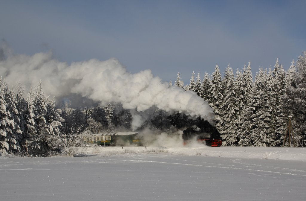 Die 99 794 hat am 13.01.2010 den Bahnhof Kretscham-Rothensehma in Richtung Oberwiesenthal verlassen. Zur Zeit sind auf der Fichtelbergbahn die Buchm��ige �lteste und j�ngste Neubau VII K unterwegs.